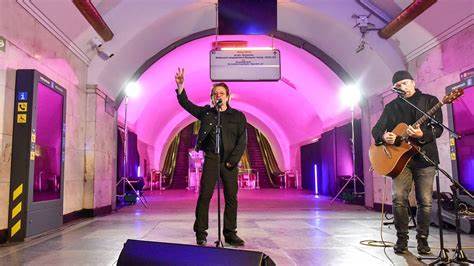 Bono, vocalista de la banda, junto a The Edge, el guitarrista, responden a la invitación de Zelenski y muestran su solidaridad con el pueblo ucraniano en la capital del país