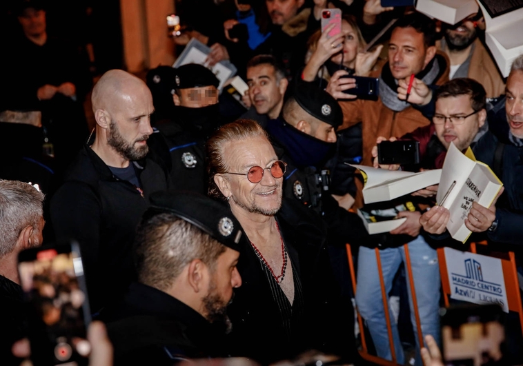 El menudo cantante de U2 se agiganta en un irrepetible concierto-monólogo en el Teatro Coliseum