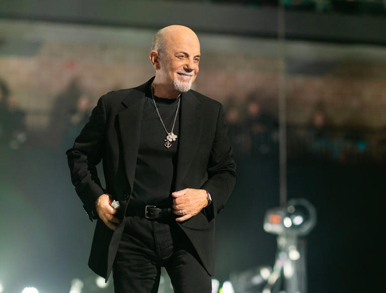 Este documental coincide con el regreso de Billy Joel a los escenarios en julio, tras haber pospuesto su gira mundial debido a una cirugía