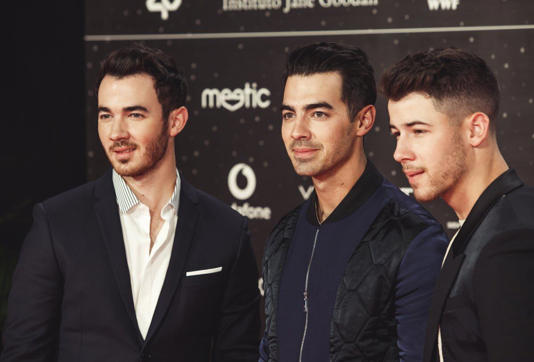 La canción, publicada el 20 de junio, arranca con un ritmo que recuerda a 