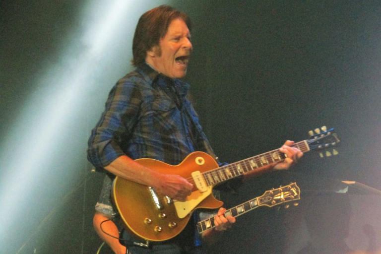 El legendario músico reinterpreta 20 de sus grandes éxitos en “Legacy”, su antología más personal y familiar