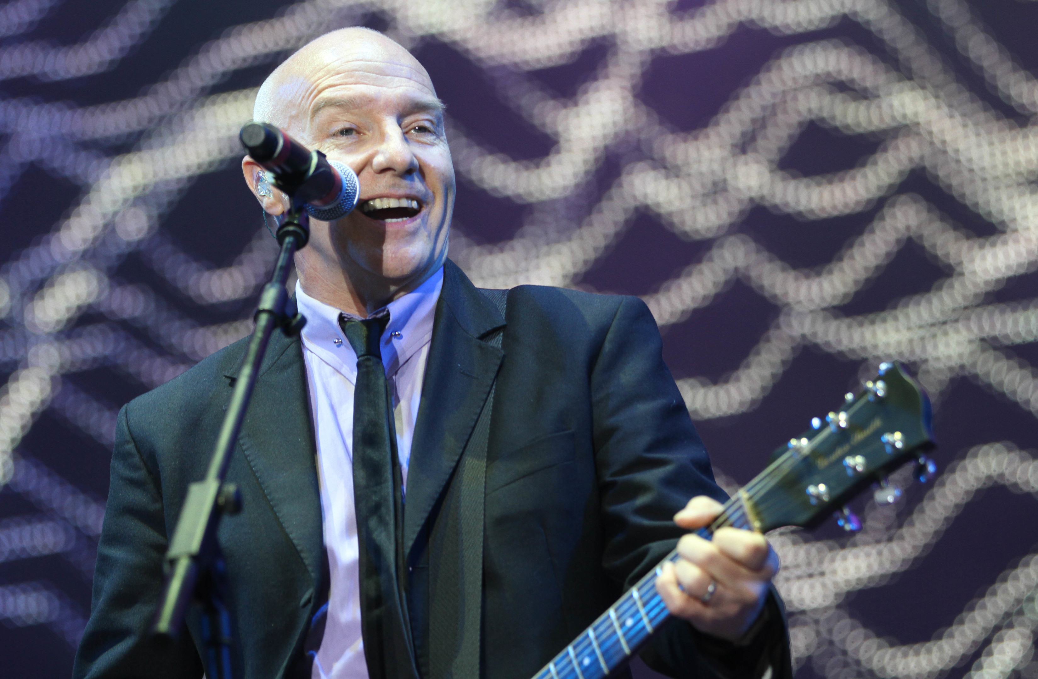 El legendario vocalista de Ultravox pospone sus conciertos en Europa y Australia tras recibir un diagnóstico médico inesperado