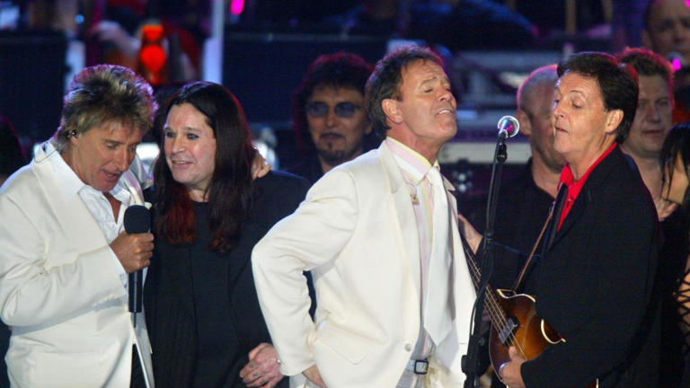 Durante su concierto en Charlotte, interpretó la emotiva canción “Forever Young” mientras se proyectaban imágenes creadas con IA que mostraban a Osbourne en una especie de paraíso musical, acompañado por leyendas como Prince, David Bowie y Tina Turner