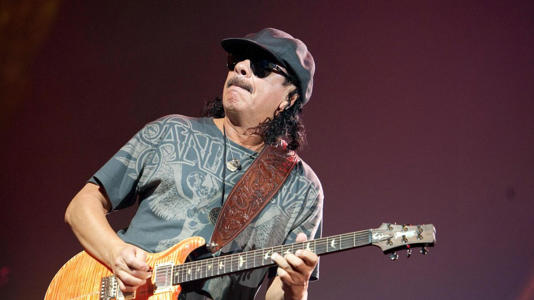 El legendario guitarrista mexicano reinterpreta uno de los temas más melódicos del pop británico, fusionando nostalgia y virtuosismo en una versión que rinde homenaje a la elegancia de los años 60