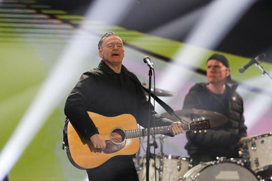 El icónico cantante canadiense regresa con su decimosexto disco de estudio, estrenando sello propio y reafirmando su legado musical