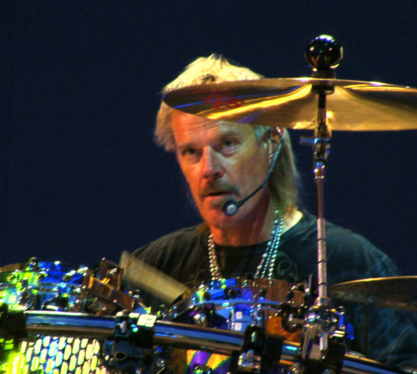 El legendario baterista vuelve a la gira “Elevation” después de ausentarse por complicaciones médicas. La banda celebra su retorno con un esperado concierto en Tulsa
