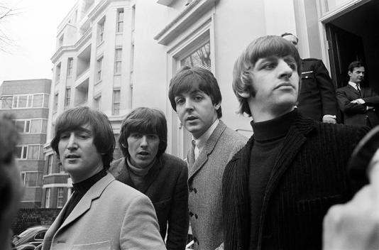 El 4 de septiembre de 1965, “Help!” alcanzó la cima del Billboard Hot 100. Detrás del éxito pop se escondía una súplica emocional de John Lennon que hoy resuena con más fuerza que nunca
