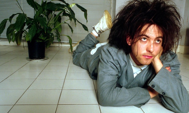 El líder de The Cure rompe con los estereotipos que lo han acompañado durante décadas y asegura que su estética oscura fue más una coincidencia escénica que una declaración de identidad