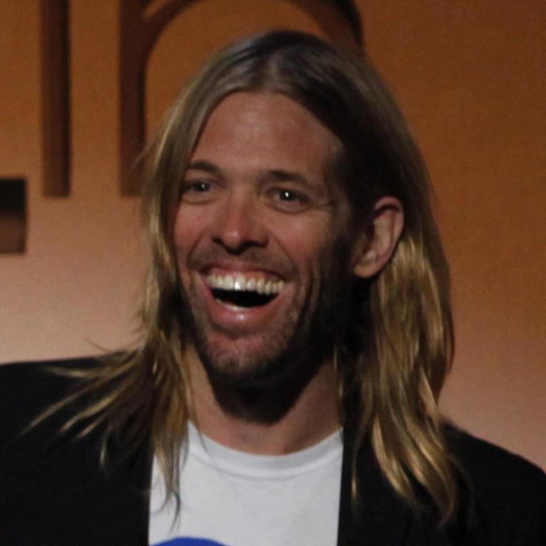 El líder de Foo Fighters demuestra su humildad y fanatismo en pleno concierto de los Gallagher