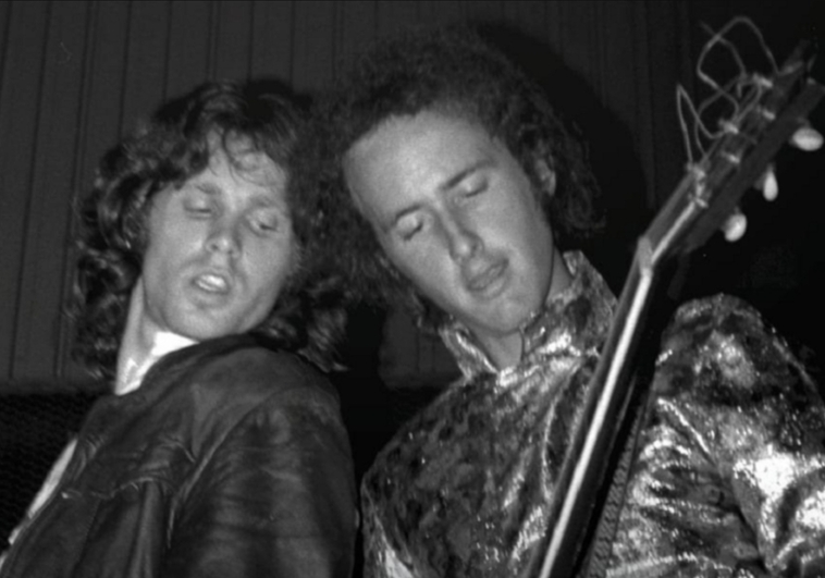 Desde su formación en Venice Beach hasta su álbum póstumo surrealista, repasamos seis décadas de legado musical, misticismo y rebeldía lideradas por Jim Morrison y su banda