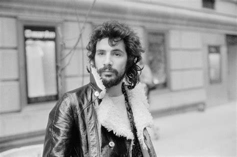 De los escenarios junto a Jimi Hendrix a su retiro espiritual y regreso triunfal, Cat Stevens (Yusuf Islam) revela su historia en una autobiografía y un recopilatorio que celebran su legado musical y humano
