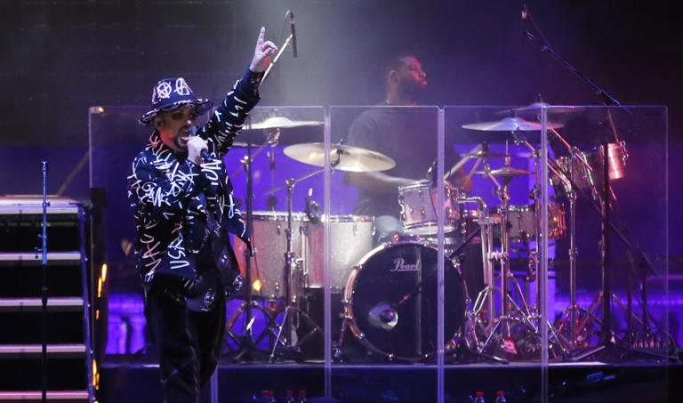 El líder de Culture Club se reinventa como actor, pintor y dramaturgo, dejando atrás los altibajos del pasado y abrazando una nueva etapa creativa que lo consolida como figura multidisciplinar en la cultura pop