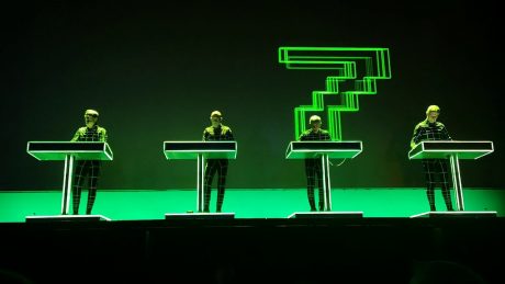Los pioneros de la música electrónica anuncian su regreso a los escenarios europeos con una gira que recorrerá Alemania, Países Bajos, Escandinavia y Reino Unido