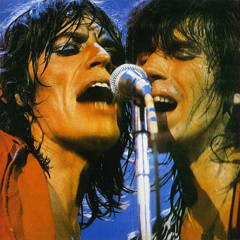El guitarrista de los Rolling Stones lanza duras críticas contra los álbumes en solitario de su compañero de banda, calificándolos de “egoístas” y carentes de contenido