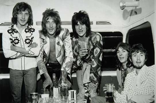 El guitarrista de los Rolling Stones y el icónico vocalista británico vuelven al estudio para revivir el espíritu salvaje de una banda legendaria