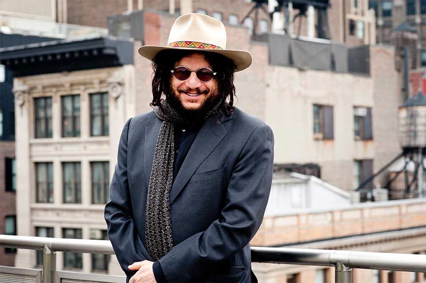 El productor lanza su primer álbum en solitario y repasa momentos clave de su carrera junto a leyendas del rock y el soul