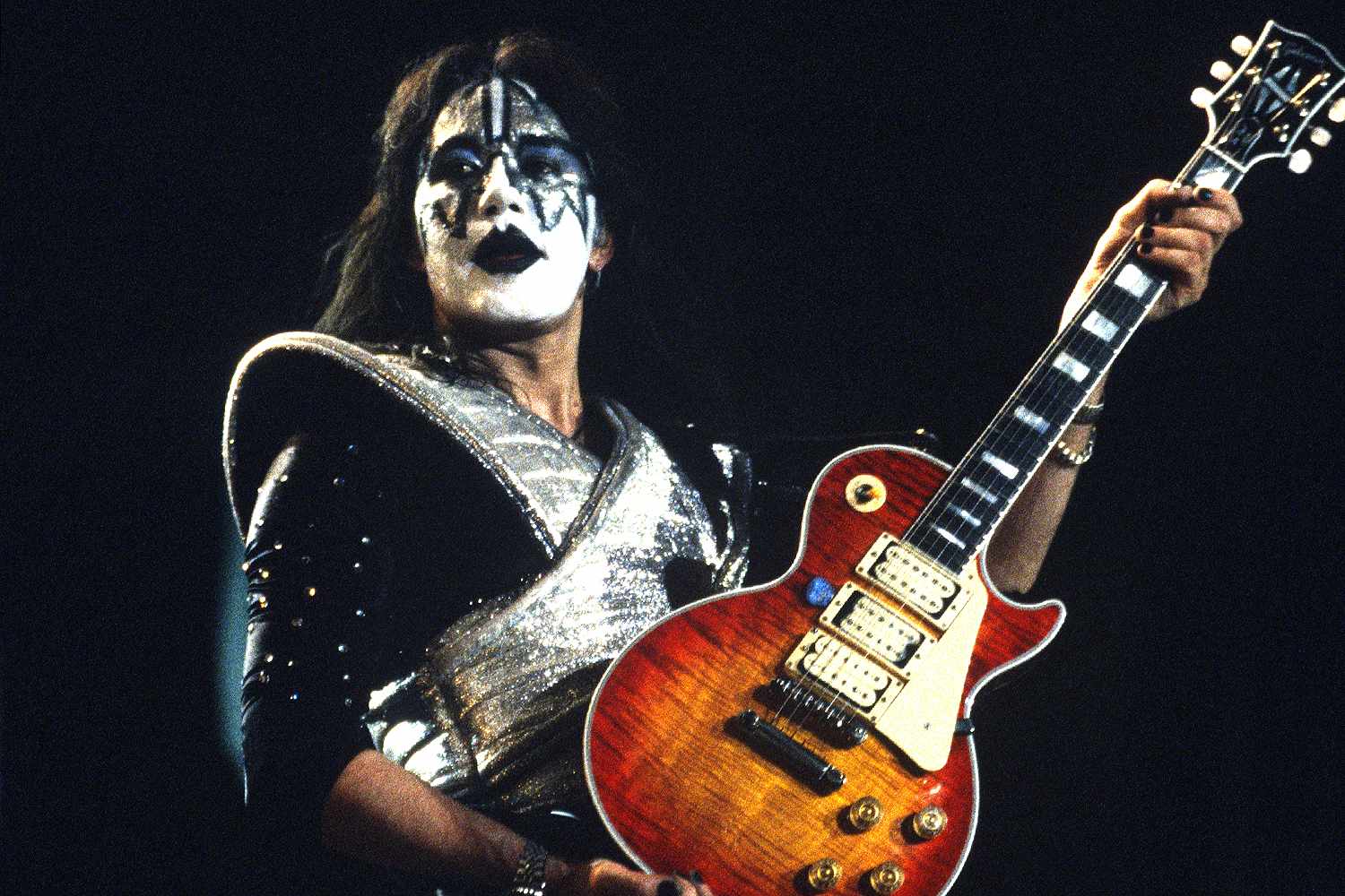 El “Spaceman” de KISS muere tras complicaciones médicas, dejando una huella indeleble en la historia del rock