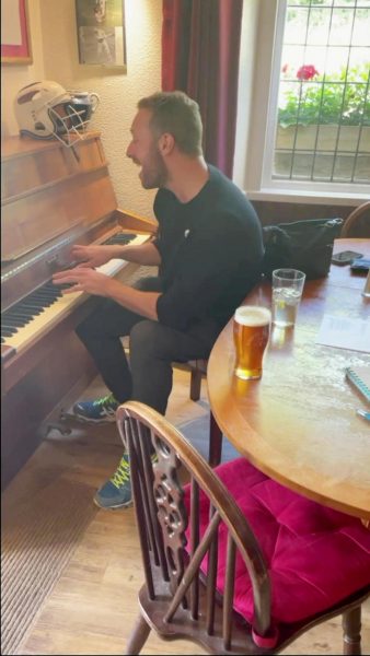 El líder de Coldplay inicia una relación con la actriz de “Juego de Tronos” tras su ruptura con Dakota Johnson. La historia mezcla aristocracia, fandom y una conexión inesperada