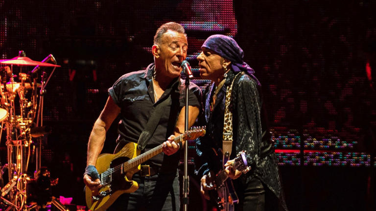 El Boss sorprendió al público con una actuación íntima junto a su compañero de la E Street Band, en un evento solidario que celebró la música, la educación y los vínculos que han marcado medio siglo de rock