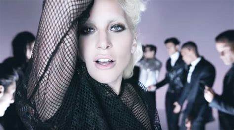 La diva del pop aterriza en el Palau Sant Jordi con su gira “The Mayhem Ball” y un despliegue escénico que mezcla música, teatralidad y estética gótica en plena víspera del Día de los Muertos