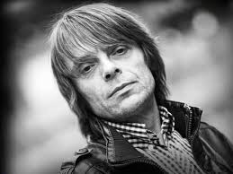 El músico británico fallece a los 63 años, dejando tras de sí una huella imborrable en el rock alternativo