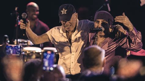 El Boss sorprendió en el 50º aniversario de WhyHunger con una aparición explosiva junto a Steven Van Zandt, incluso después de que una alarma de incendios interrumpiera el concierto