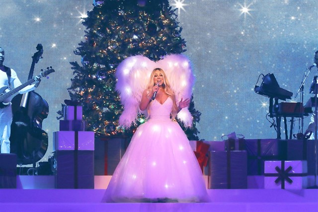 Ambiente de pandemónium navideño en el WiZink Center de Madrid en la noche de este lunes para dar la bienvenida oficial a la Navidad con Mariah Carey