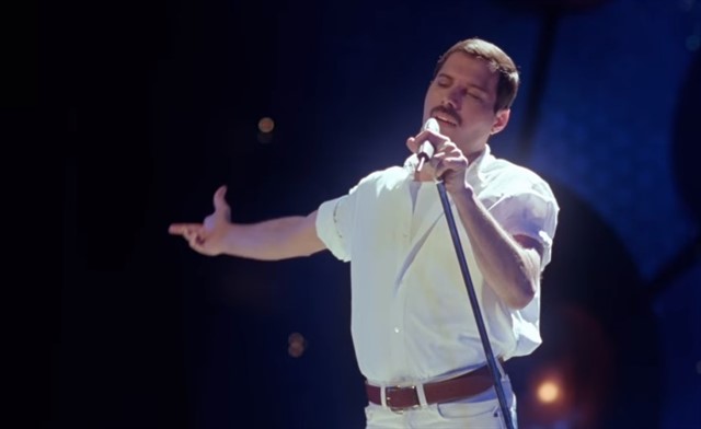 La canción muestra a un Freddie Mercury en toda plenitud en una interpretación desnuda de efectos