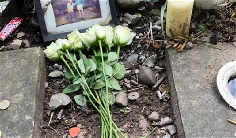 La tumba del que fuera líder de Joy Division, Ian Curtis, en el cementerio victoriano de Macclesfield (Cheshire, Inglaterra) ha sido destrozada al ser robada la parte superior de la lápida conmemorativa