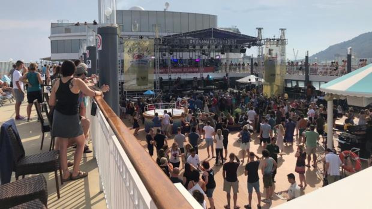 l barco rockero del cantante estadounidense ha partido este lunes de la Ciudad Condal con rumbo a Mallorca