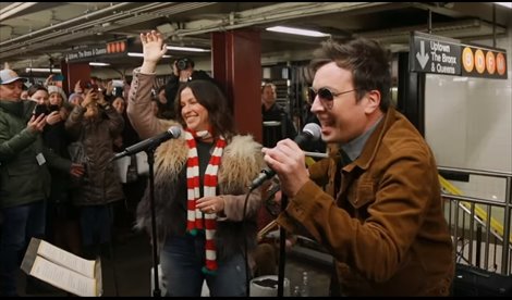 Ambos liaron una buena en la estación de metro 50th Street, justo de bajo del Rockefeller Center, donde actuaron un rato disfrazados de músicos callejeros