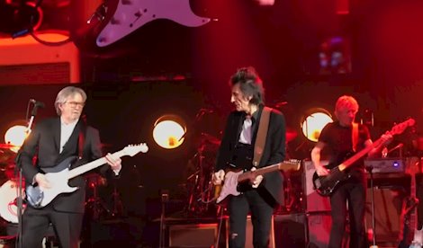 Eric Clapton consiguió reunir en la noche de este domingo a un plantel increíble de músicos para recordar en un concierto de homenaje al batería Ginger Baker