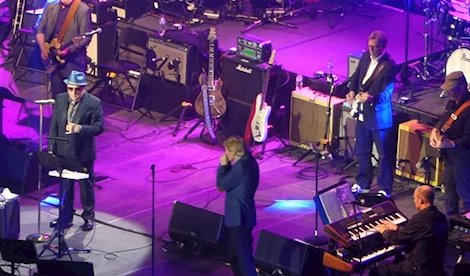 Eric Clapton organizó en la noche de este martes un concierto benéfico a favor de la Royal Marsden Cancer Charity, que tuvo lugar en el O2 Arena de Londres con un plantel de estrellas apabullante