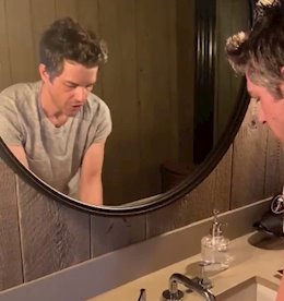 El cantante de The Killers ha compartido un vídeo en el que aparece lavándose las manos para concienciar de la importancia de la higiene en la lucha contra la propagación de coronavirus