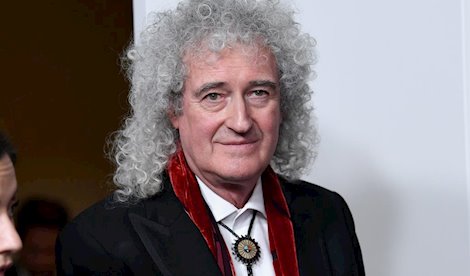 El guitarrista de Queen ha sido hospitalizado después de destrozar su Gluteus Maximus en pedazos mientras trabajaba en el jardín de su casa