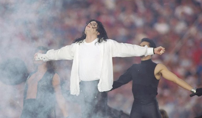 Michael Joseph Jackson nos dejaba al principio del verano de 2009 por una intoxicación aguda de propofol y benzodiazepina, después de sufrir un paro cardiaco