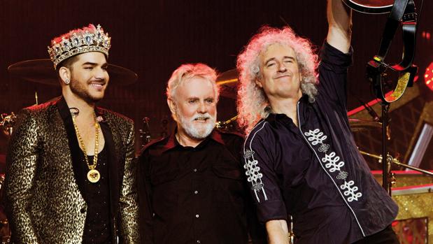 A falta de gira mundial, el grupo reúne en un disco en directo las versiones de sus canciones más conocidas en la voz su actual cantante, Adam Lambert