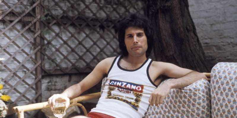 Fue Freddie quien insistió en renombrar a la banda, y fue también su idea de bautizarla como Queen
