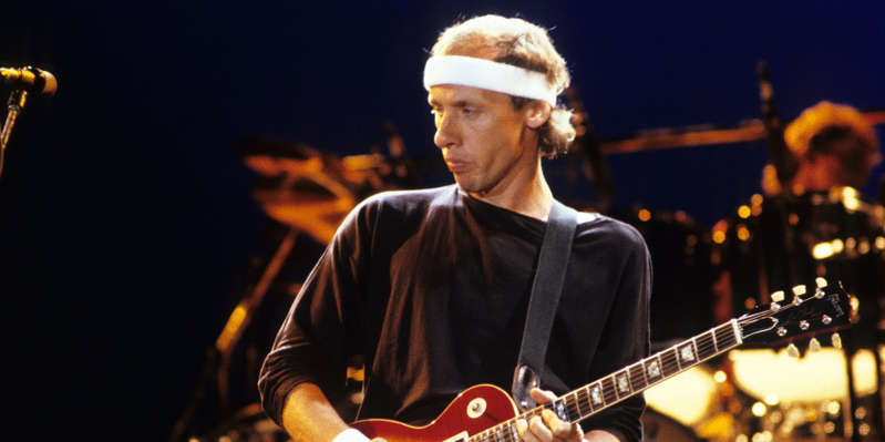 El 15 de septiembre de 1988, con Dire Straits pisando la cima, anunció oficialmente su decisión: disolvía la banda