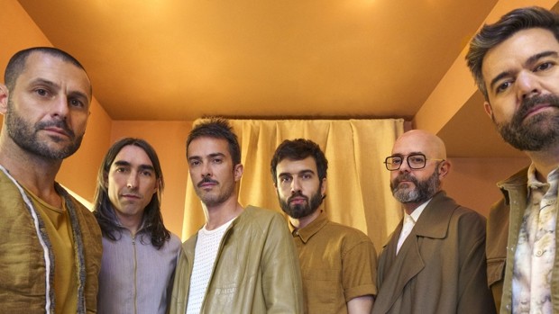 La banda madrileña publica este viernes su nuevo disco Cable a tierra, que mira hacia las tradiciones musicales de nuestro país