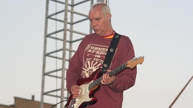 Formó parte de la banda desde 1982 y permaneció en ella como guitarrista hasta 2015, cuando abandonó el grupo por estos problemas de salud