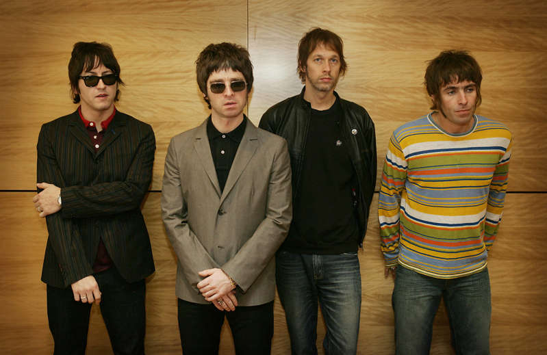 Una guitarra roja, que acabó destrozada en un camerino y que supuso el fin del grupo de rock británico Oasis, sale a subasta en París el próximo 17 de mayo