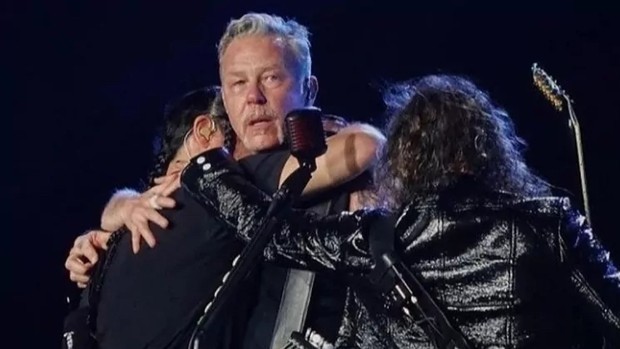 James Hetfield paró un concierto en Brasil para confesar su ataque de pánico, y fue arropado por sus compañeros con un emotivo abrazo