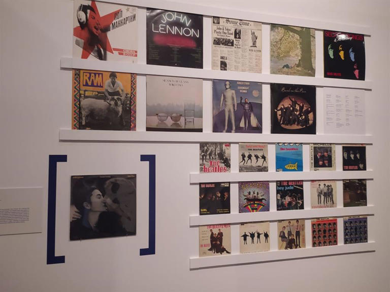 Los vinilos de John Lennon y los Beatles, Sara Montiel y los Rolling Stones comparten espacio desde este miércoles gracias a la exposición Los Vinilos de Plásticos y Decibelios