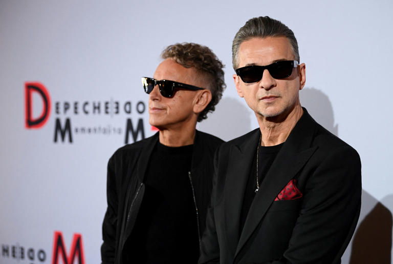 Los pioneros británicos de la música electrónica Depeche Mode anunciaron el martes un nuevo álbum y una gira mundial, la primera desde la muerte del miembro fundador Andrew Fletcher este año