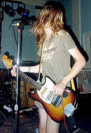 Una guitarra que el difunto Kurt Cobain destrozó en la primera gira de Nirvana se ha vendido por 486,400 dólares en la subasta 