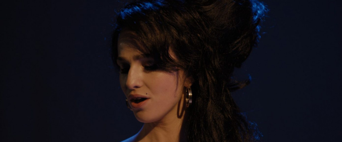 Han aparecido pequeños videos e imágenes que muestran a la actriz  Marisa Abela filmando la próxima película biográfica sobre  Amy Winehouse