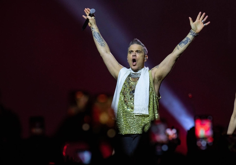 El cantante británico exprime carisma y se corona como showman a jornada completa con su primer doblete en el Palau Sant Jordi