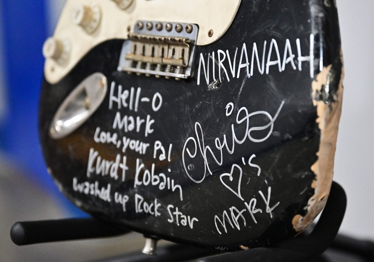 La Fender Stratocaster del líder de Nirvana, que no sirve como instrumento, ha multiplicado por diez el precio estimado