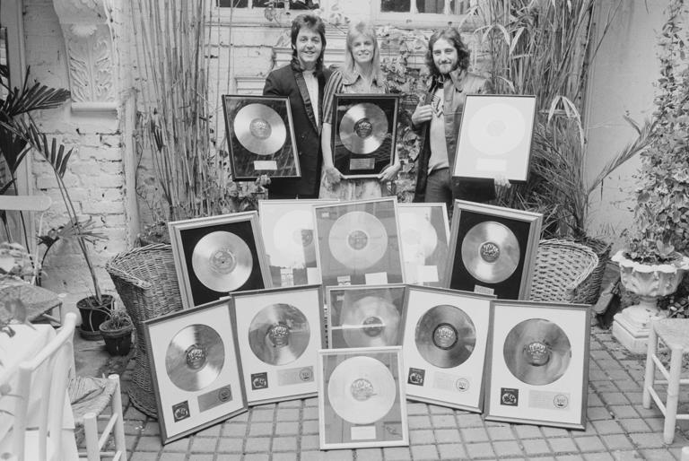 Paul McCartney & Wings fue un grupo musical de rock formado en agosto de 1971, apenas un año después de la disolución de los Beatles